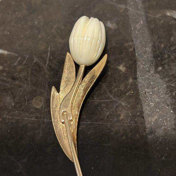 Vtg Avon Hawaiian Pikake Tulip Flower Gold tone Brooch Stick Pin - UNISEX - Picture 5 of 10